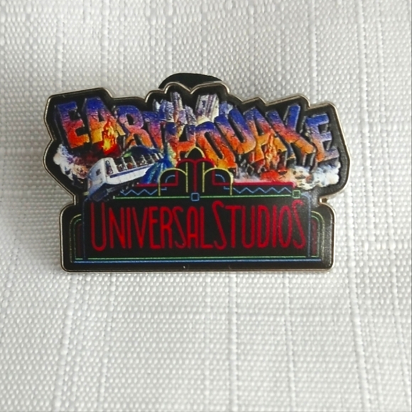 UNIVERSAL Studios Vintage Earthquake ride pin - Picture 1 of 4